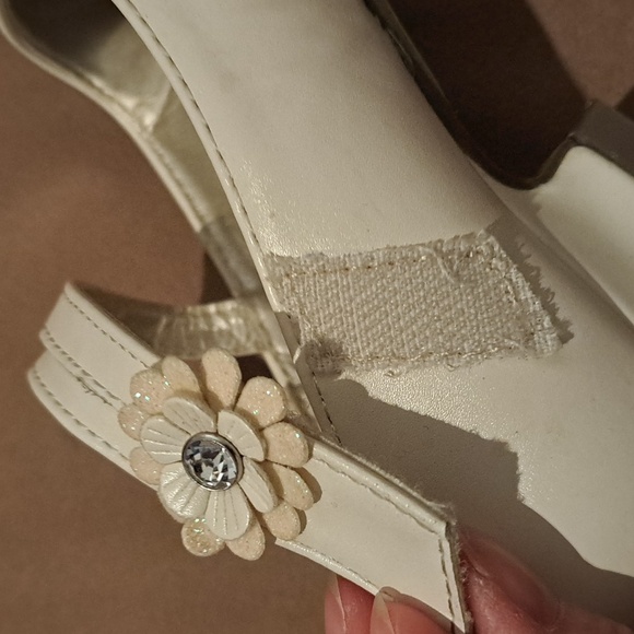 Kids Size 11 White Josmo dress shoes with velcro straps and flower details 🌸 - Picture 4 of 7
